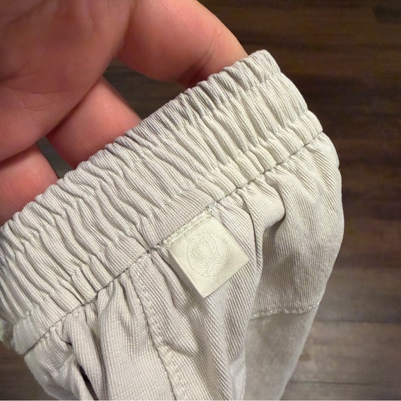 Lululemon Cream Stretch Twill Shorts L - Picture 6 of 6